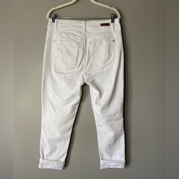 H&H by Harmony & Havoc
Size 8
Ladies White Capri Denim Jeans
Five pocket
Cuffed - Picture 2 of 5